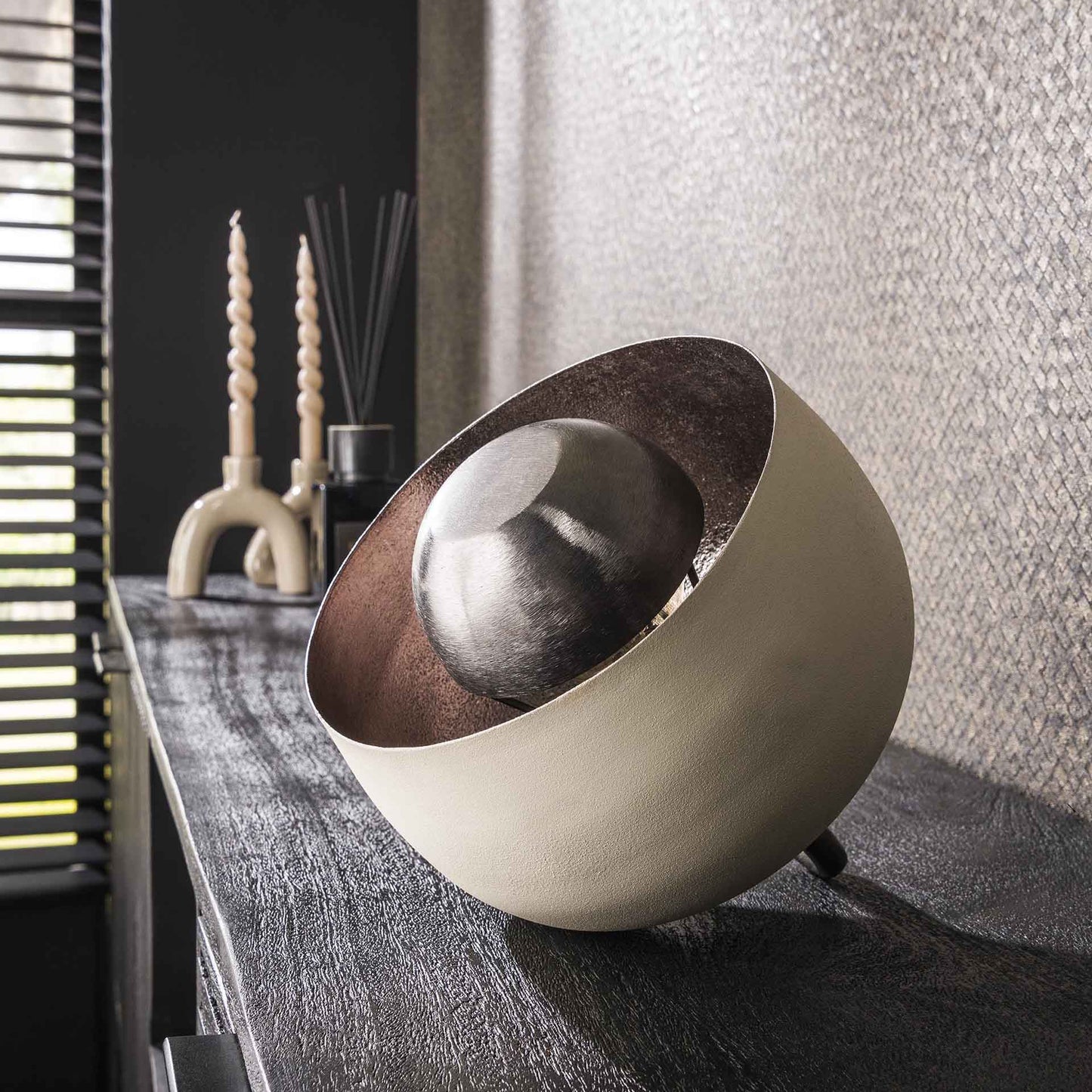 Elegant Wooden and Metal Table Lamp – Warm Light for Modern Interiors 2