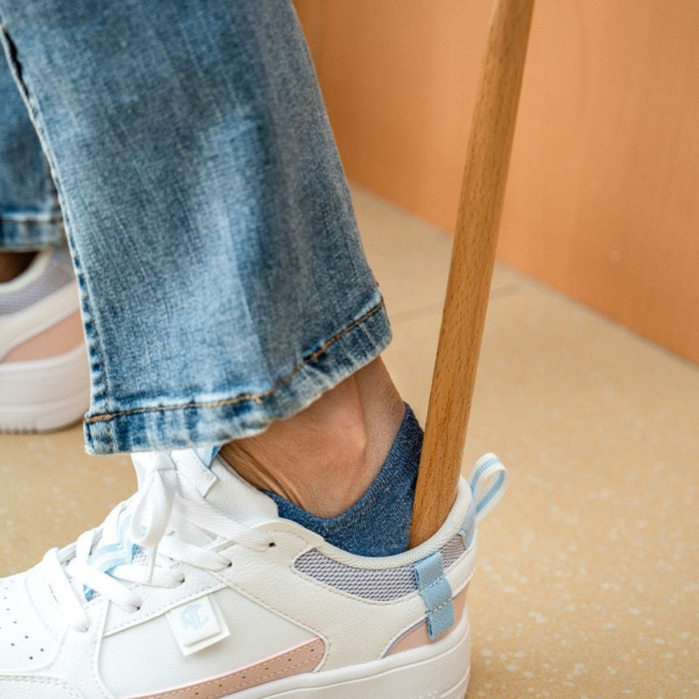 Long Handled Wooden Shoe Horn with Magnetic Tip – 50cm Beechwood Design for Easy Shoe Access 4