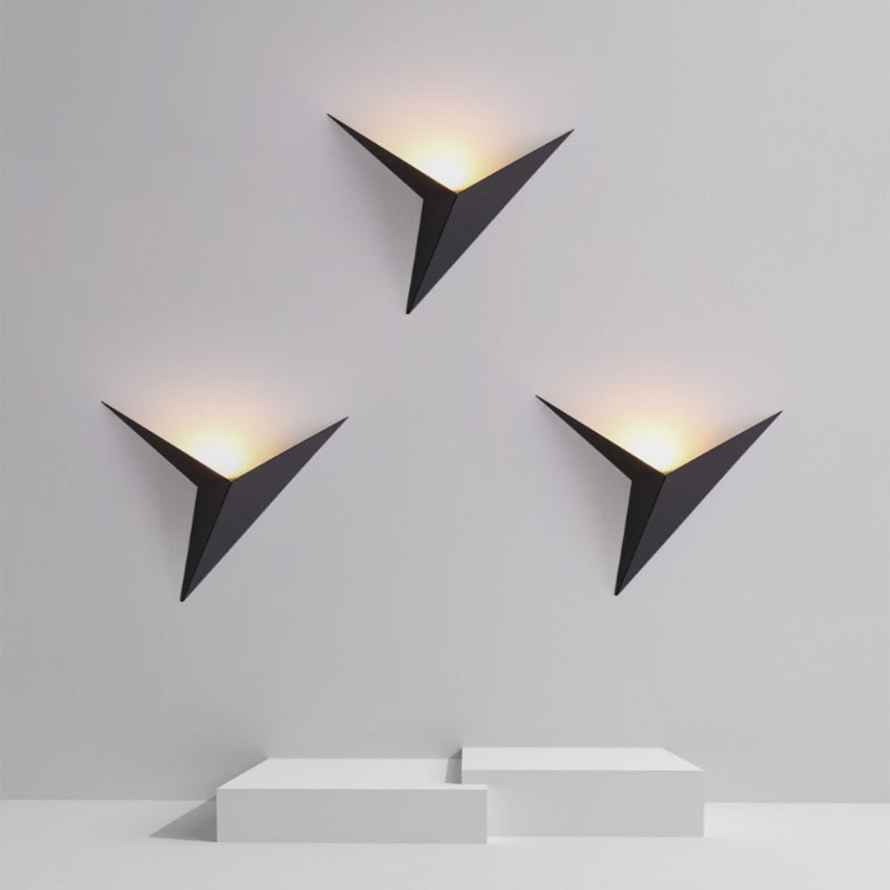 TriGlow - Schlanke LED-Wandleuchte in Dreiecksform