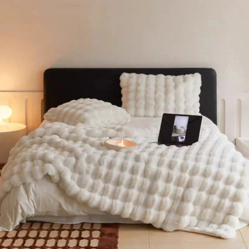 Luxurious Faux Fur Blanket – Soft Throw Blanket for Sofa and Bed, 150 x 200 cm 1