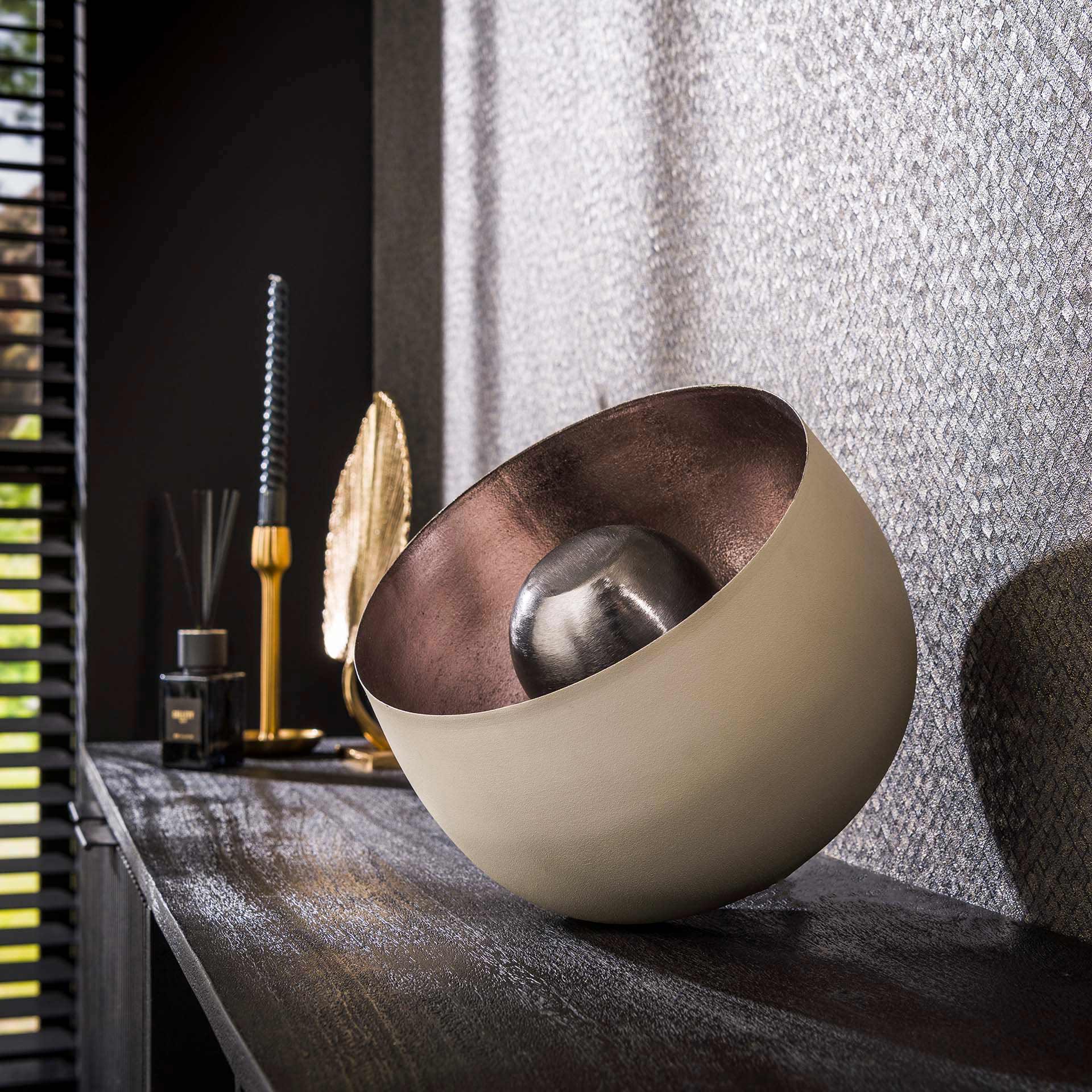 Elegant Wooden and Metal Table Lamp – Warm Light for Modern Interiors 4