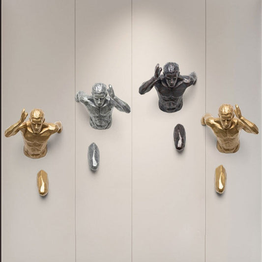 An der Wand montierte Skulptur des laufenden Mannes - von der Bewegung inspirierte Kunst