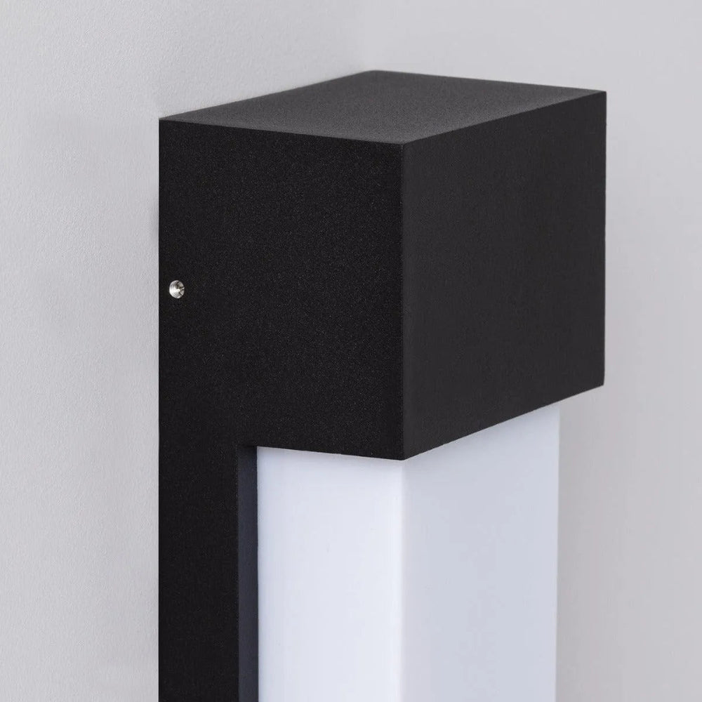 Outdoor Wall Lamp with Soft Light Diffuser – Elegant Black Metal Design for Gardens and Patios 5