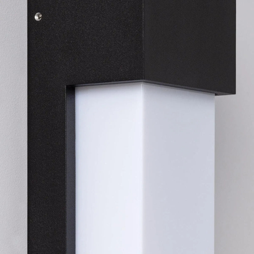 Outdoor Wall Lamp with Soft Light Diffuser – Elegant Black Metal Design for Gardens and Patios 6