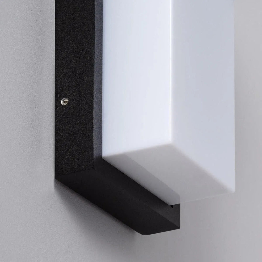 Outdoor Wall Lamp with Soft Light Diffuser – Elegant Black Metal Design for Gardens and Patios 7