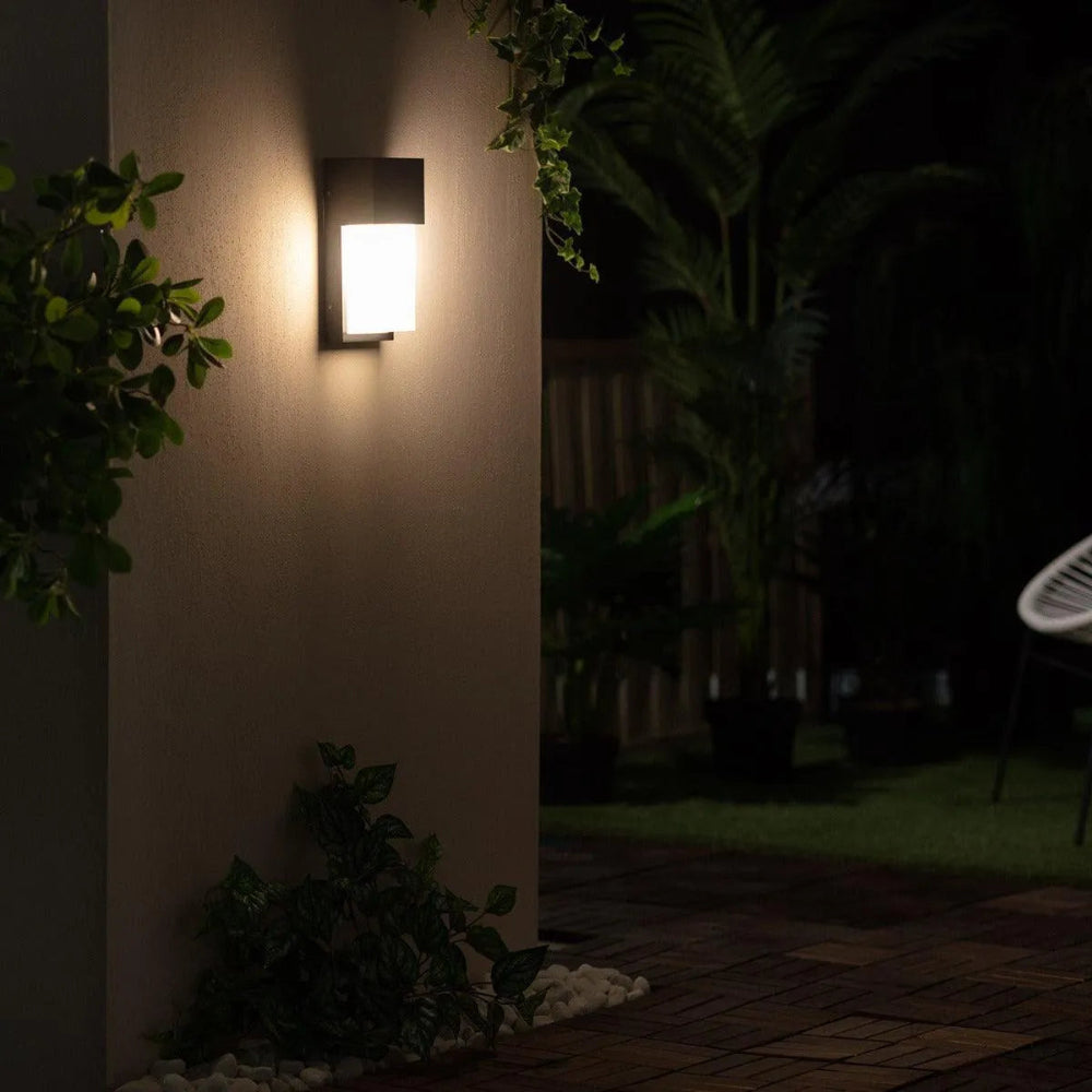 Outdoor Wall Lamp with Soft Light Diffuser – Elegant Black Metal Design for Gardens and Patios 2