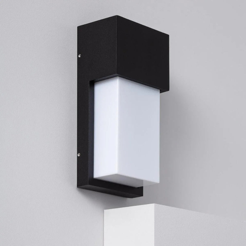 Outdoor Wall Lamp with Soft Light Diffuser – Elegant Black Metal Design for Gardens and Patios 3