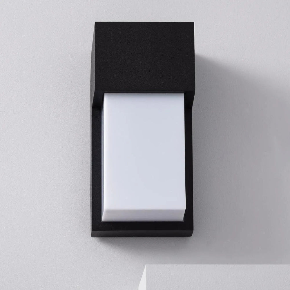Outdoor Wall Lamp with Soft Light Diffuser – Elegant Black Metal Design for Gardens and Patios 4
