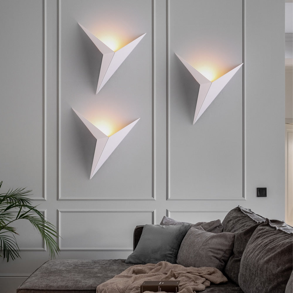 TriGlow - Schlanke LED-Wandleuchte in Dreiecksform
