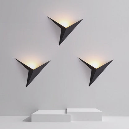 TriGlow - Schlanke LED-Wandleuchte in Dreiecksform
