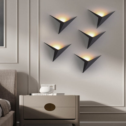TriGlow - Schlanke LED-Wandleuchte in Dreiecksform