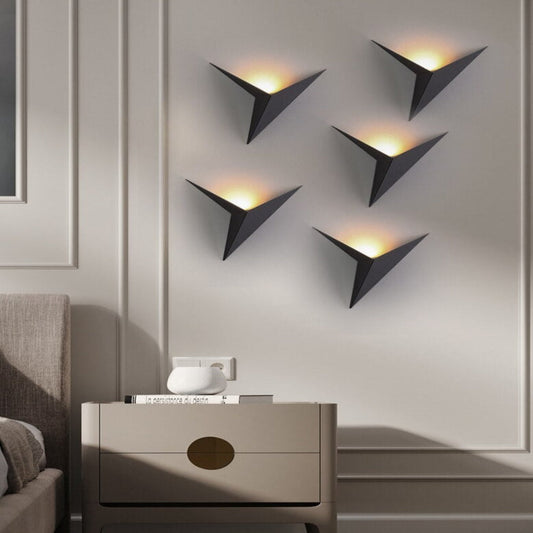 TriGlow - Schlanke LED-Wandleuchte in Dreiecksform