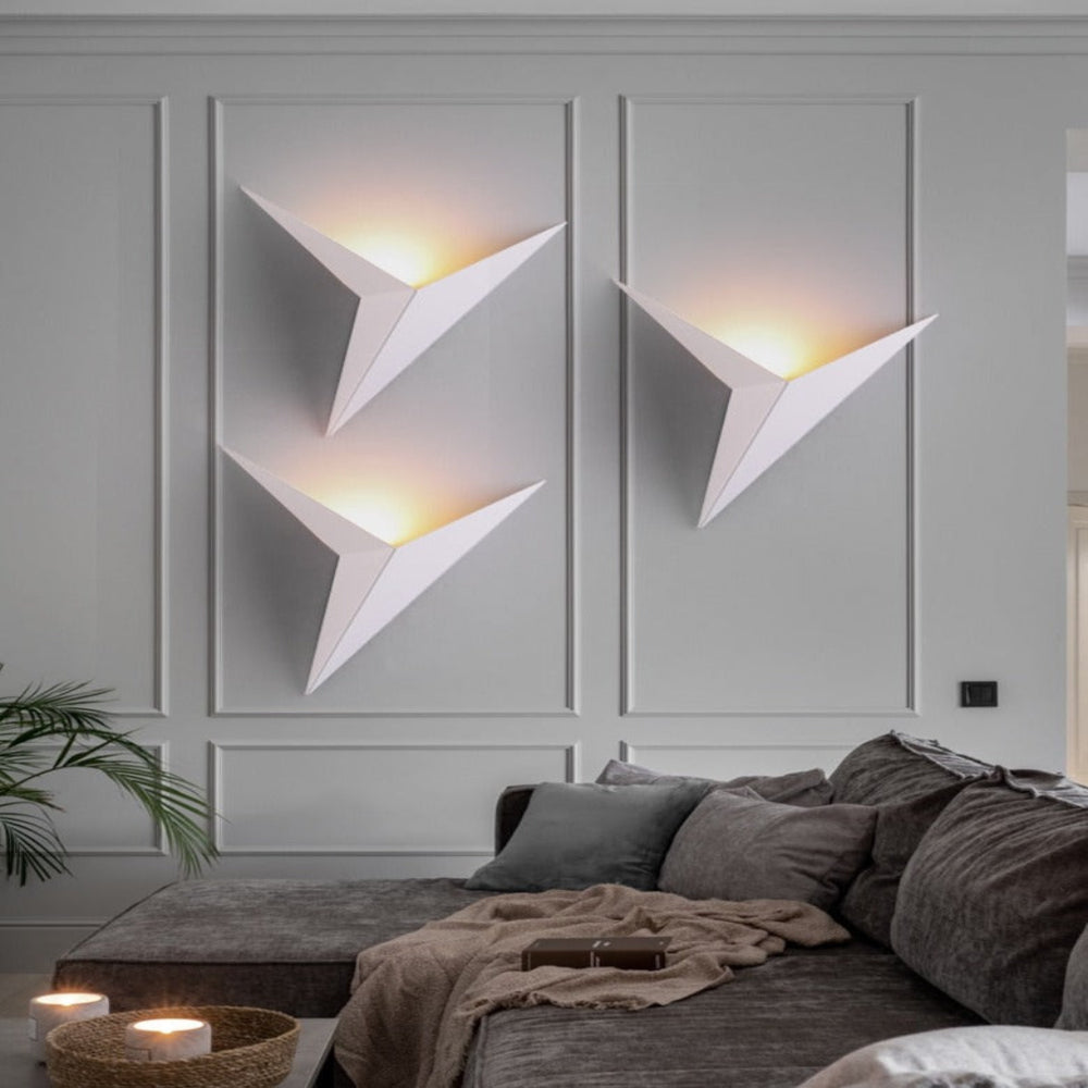 TriGlow - Schlanke LED-Wandleuchte in Dreiecksform