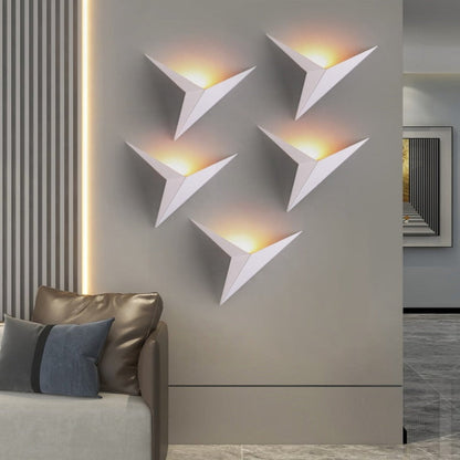 TriGlow - Schlanke LED-Wandleuchte in Dreiecksform