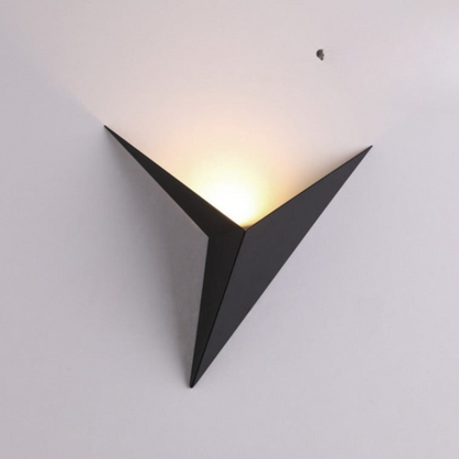 TriGlow - Schlanke LED-Wandleuchte in Dreiecksform