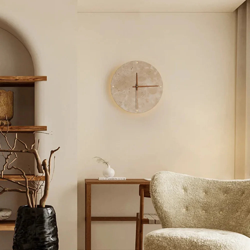 Wandlampe und Uhr aus Naturstein - Skulpturaler Lichtakzent