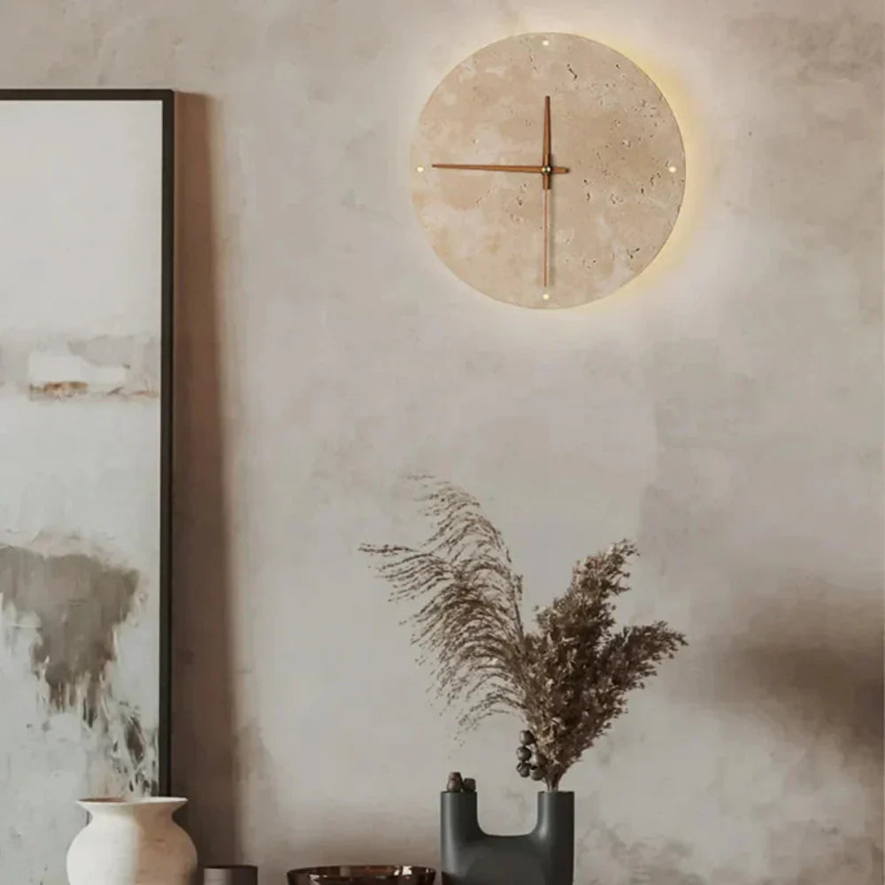 Wandlampe und Uhr aus Naturstein - Skulpturaler Lichtakzent