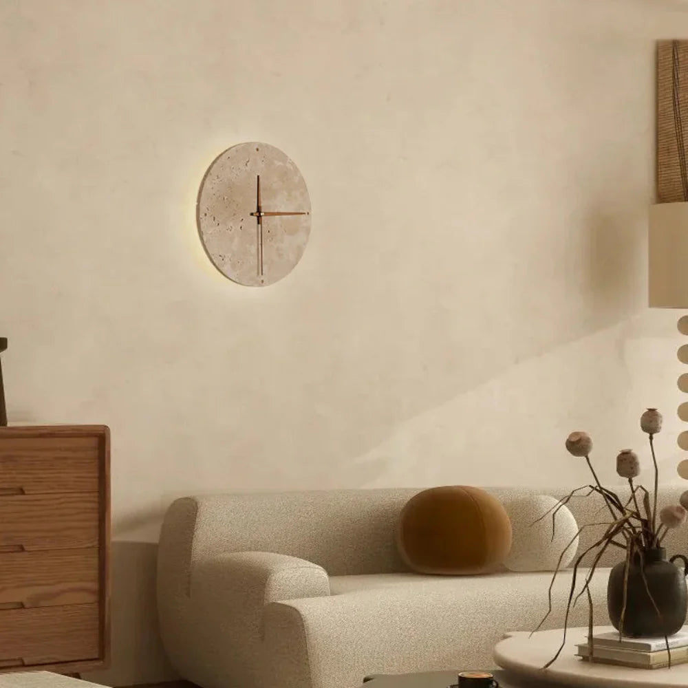 Wandlampe und Uhr aus Naturstein - Skulpturaler Lichtakzent