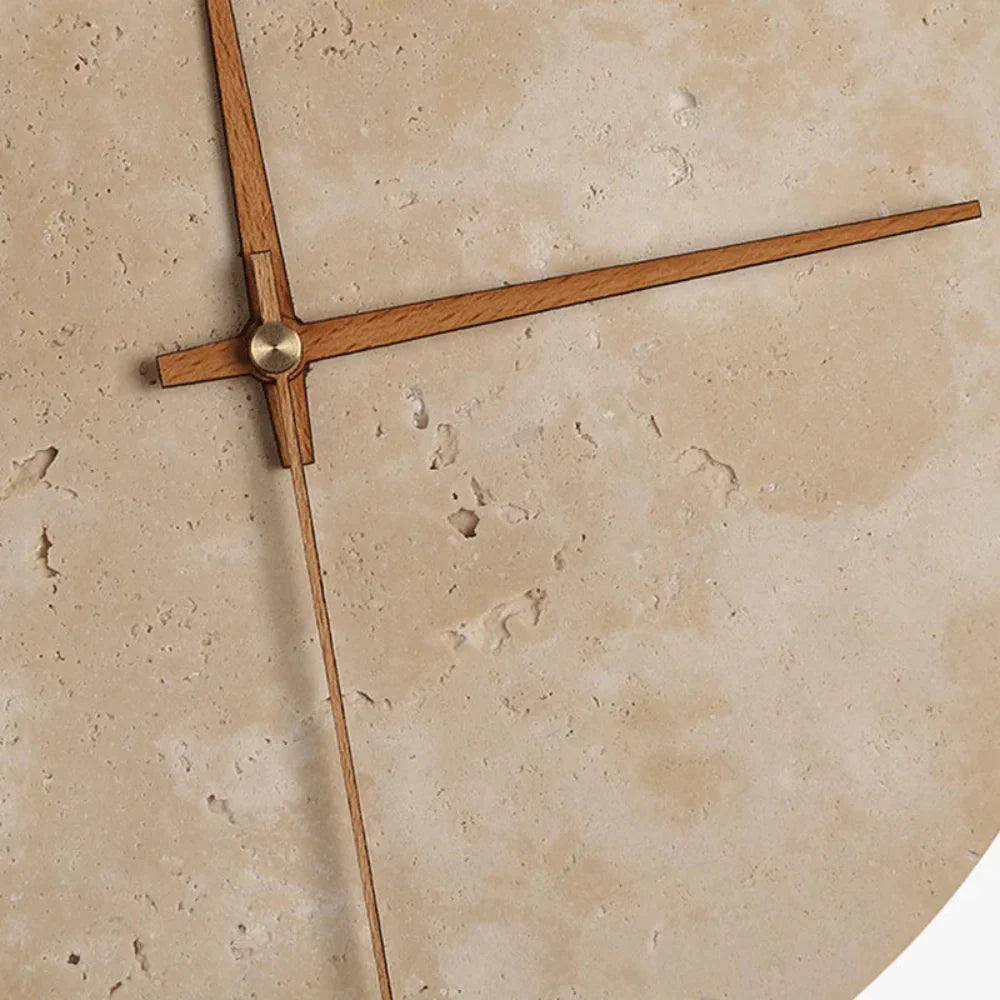 Wandlampe und Uhr aus Naturstein - Skulpturaler Lichtakzent